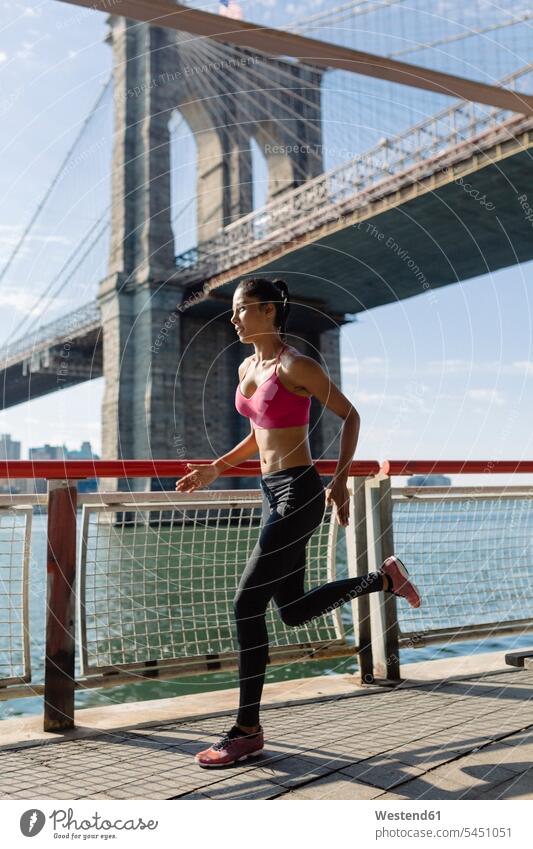 Frauentraining am Vormittag in Manhattan in der Nähe der Brooklyn Bridge trainieren schnell Schnelligkeit geschwind laufen rennen Joggerin Joggerinnen morgens
