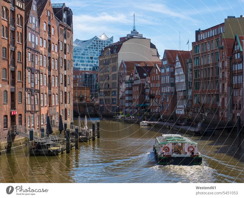 Deutschland, Hamburg, historische Gebäude an der Nicolaifleet mit der Elbphilharmonie im Hintergrund Wolke Wolken Wasserspiegelung Wasserspiegelungen