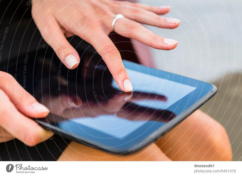 Geschäftsfrau mit Tablette, Nahaufnahme Geschäftsfrauen Businesswomen Businessfrauen Businesswoman Zeigefinger Tablet Computer Tablet-PC Tablet PC iPad