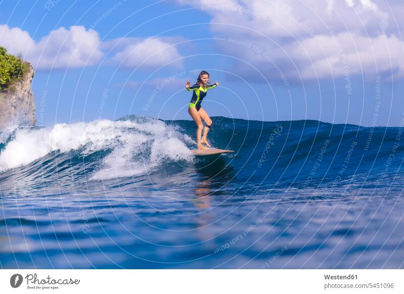 Indonesien, Bali, Frau beim Surfen Welle Wellen Surfing Wellenreiten weiblich Frauen Meer Meere Wasser Wassersport Sport Erwachsener erwachsen Mensch Menschen