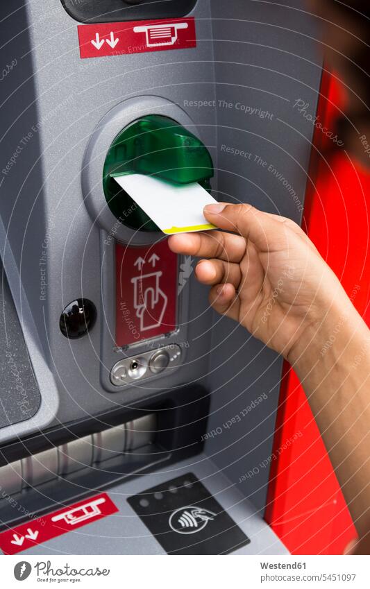 Hand einer Frau, die eine Kreditkarte am Geldautomaten schiebt, Nahaufnahme Bancomaten Geldausgabeautomat Bankomaten Geldausgabeautomaten Bankautomat