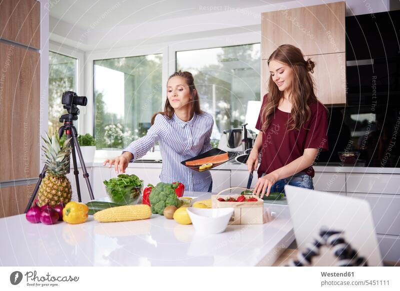 Blogger kochen in moderner Küche Fotokamera Kamera Kameras Leute Menschen People Person Personen erwachsen Erwachsene Frauen weiblich Küchen Europäisch