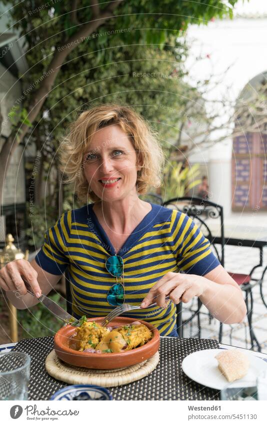 Marokko, Porträt einer lächelnden Frau beim Essen in einem Restaurant Portrait Porträts Portraits weiblich Frauen Erwachsener erwachsen Mensch Menschen Leute