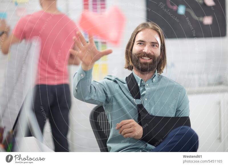 Büroangestellte, die ein Papierflugzeug werfen Office Büros Arbeitsplatz Arbeitsstätte Arbeitstelle lächeln Mann Männer männlich Papierflieger Erwachsener