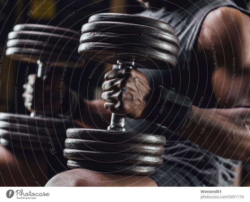 Sportler beim Training mit Hanteln in der Turnhalle, Nahaufnahme Fitnessstudio Fitnessclubs Fitnessstudios trainieren Gewicht Gewichte muskulös Muskeln