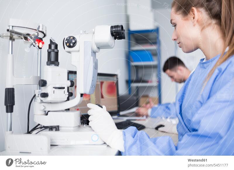 Labortechniker, der im Labor mit dem Mikroskop arbeitet Mikroskope Labore untersuchen prüfen arbeiten Arbeit Laborant Laboranten Arbeitsplatz Arbeitsstätte