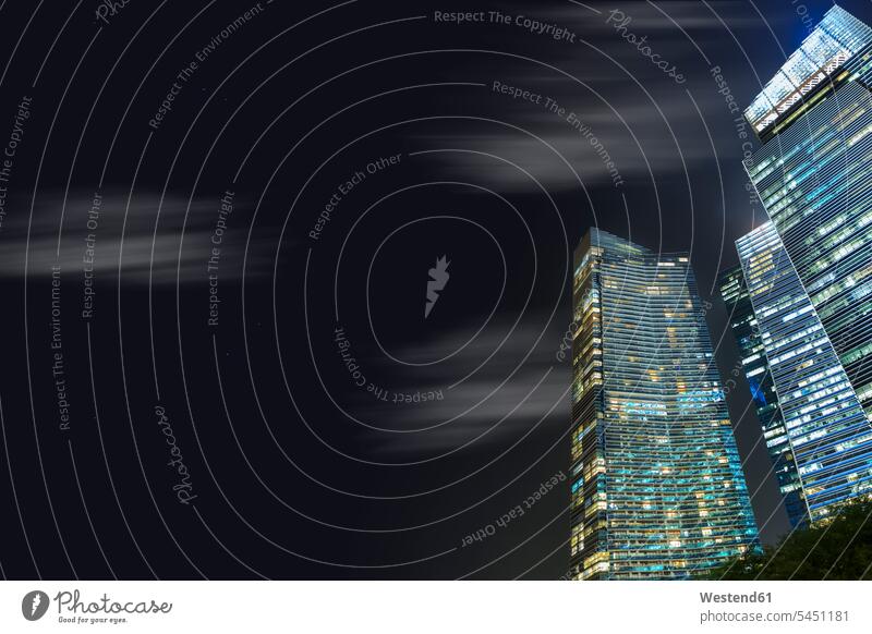 Singapur, Wolkenkratzer bei Nacht beleuchtet Beleuchtung Außenaufnahme draußen im Freien Großstadt Metropolen Grossstadt Grossstaedte Großstädte Architektur