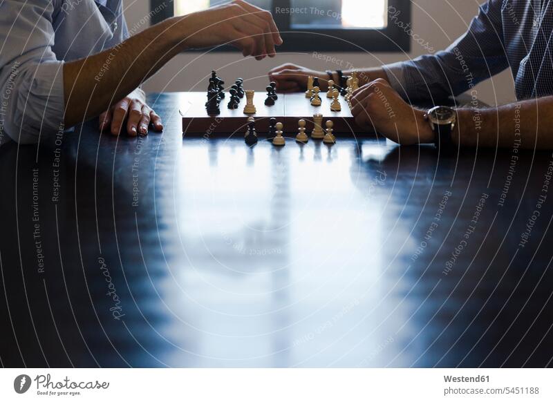 Zwei Männer spielen Schach Mann männlich Erwachsener erwachsen Mensch Menschen Leute People Personen Brettspiel Brettspiele Gesellschaftsspiel