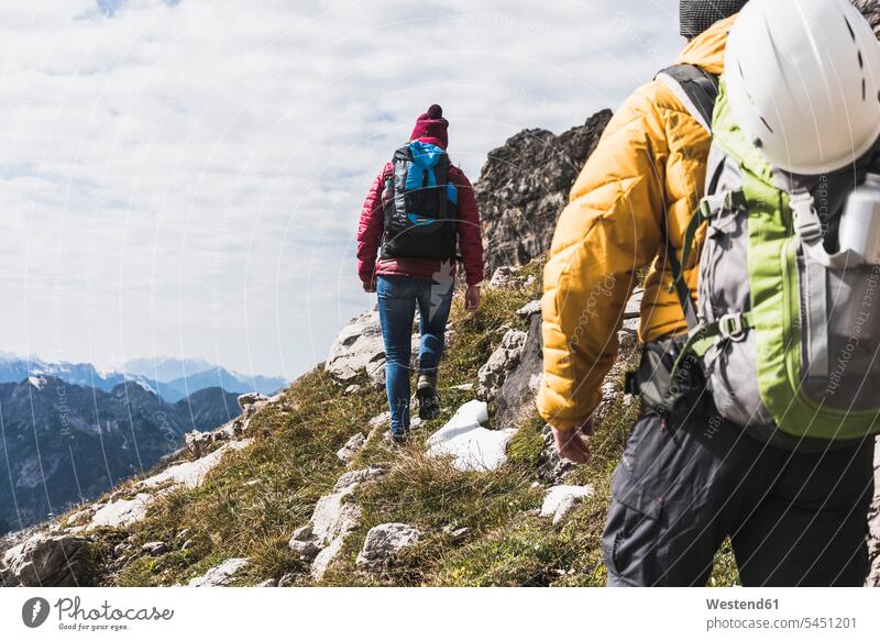 Deutschland, Bayern, Oberstdorf, zwei Wanderer wandern in alpiner Landschaft Wanderung Paar Pärchen Paare Partnerschaft Gebirge Berglandschaft Gebirgslandschaft