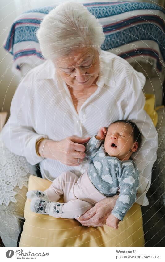 Urgroßmutter kümmert sich zu Hause um ihre Urenkelin Urgrossmutter Uroma Urgroßmütter Uromas Großenkelinnen Urenkelinnen Grossenkelin Grossenkelinnen Großmutter