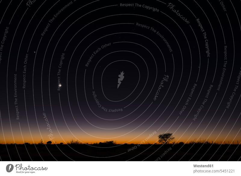 Namibia, Region Khomas, bei Uhlenhorst, Astrofoto, RIsing-Mond und Planet Venus über einem glühenden Savannenhorizont Landschaft Landschaften Natur