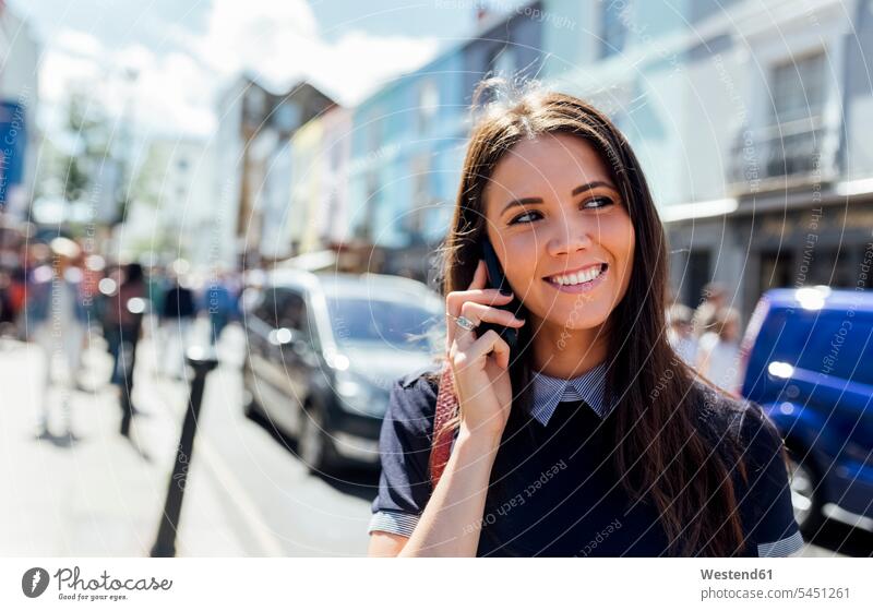 Großbritannien, London, Portobello Road, Porträt einer lächelnden Frau am Telefon weiblich Frauen Portrait Porträts Portraits telefonieren anrufen Anruf