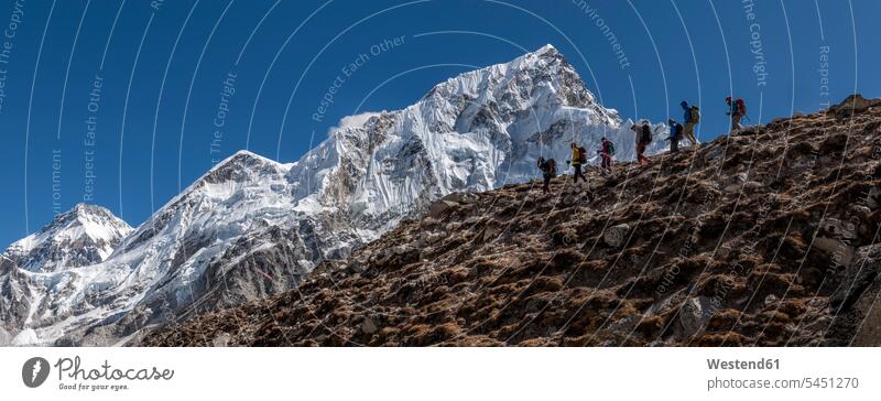 Nepal, Himalaya, Khumbu, Everest-Region, Trekker und Nuptse Aussicht Ausblick Ansicht Überblick wolkenlos ohne Wolken Textfreiraum Majestätisch Majestaetisch