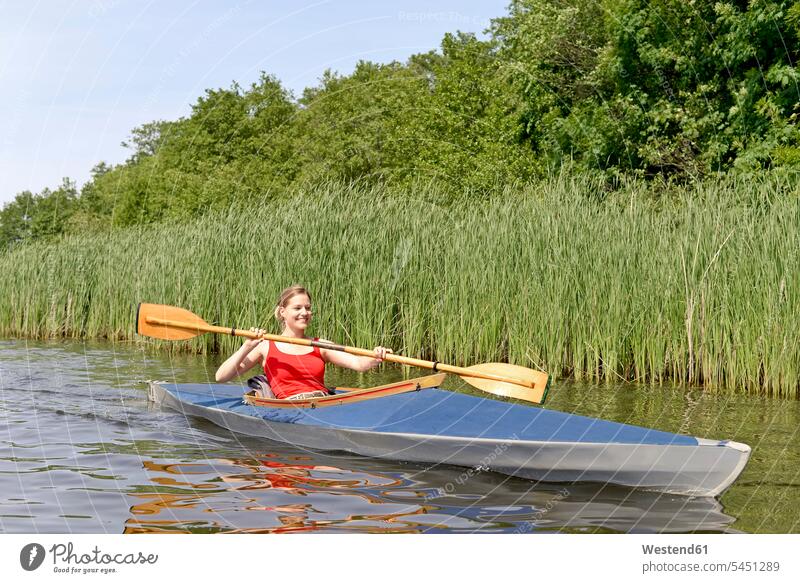 Kajak fahrende Frau weiblich Frauen Kajakfahren See Seen Erwachsener erwachsen Mensch Menschen Leute People Personen Kajaks Paddelboot Paddelboote Boot Boote