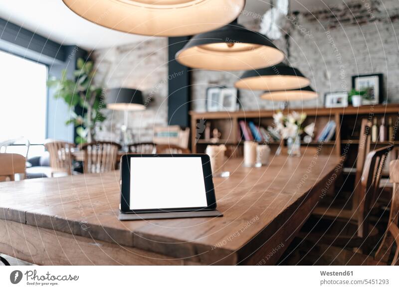 Digitales Tablett auf einem Tisch in einem Cafe Lampe Leuchte Lampen Abwesenheit menschenleer abwesend Vernetzung Networking Erreichbarkeit verfügbar