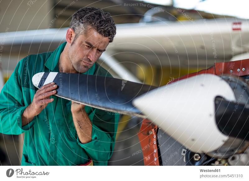 Mechaniker im Hangar bei der Reparatur von Leichtflugzeugen Propeller Flugzeug Flieger Flugzeuge reparieren arbeiten Arbeit Monteur Verkehrswesen Transportwesen