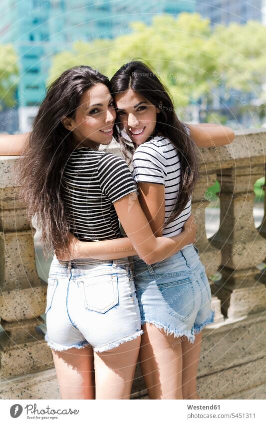 Porträt von zwei lächelnden Zwillingsschwestern Freundinnen New York New York State Schwester Schwestern Freunde Freundschaft Kameradschaft USA
