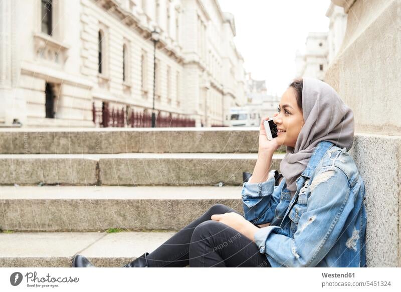 Großbritannien, England, London, junge Frau mit Hijab am Handy in der Stadt Kopftuch Kopftücher Treppe Treppenaufgang muslimisch Moslem Muslim weiblich Frauen