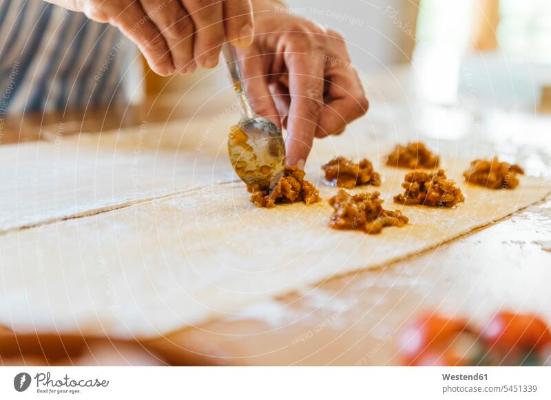 Frauenhände, die Ravioli-Füllung auf Teig legen Hand Hände Mensch Menschen Leute People Personen kochen zubereiten Essen zubereiten füllen abfüllen
