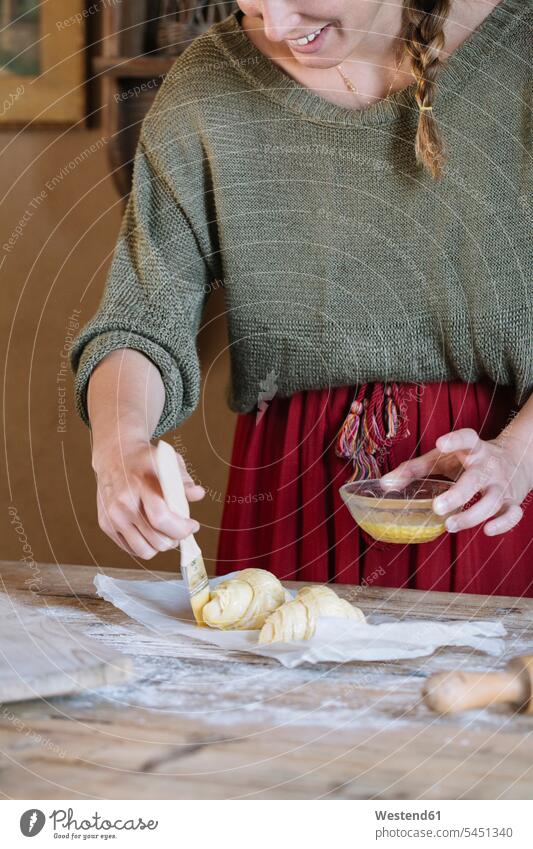 Nahaufnahme einer Frau, die hausgemachte Croissants zubereitet weiblich Frauen backen Hoernchen Cornetto Cornettos Hörnchen Erwachsener erwachsen Mensch