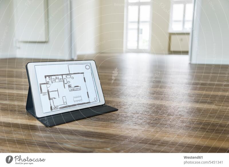 Tablett mit Grundriss auf Holzboden Wohnung wohnen Wohnungen Grundrisse Tablet Computer Tablet-PC Tablet PC iPad Tablet-Computer Umzug umziehen Wohnen Rechner