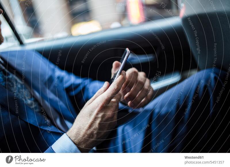 Geschäftsmann mit Smartphone, Nahaufnahme attraktiv schoen gut aussehend schön Attraktivität gutaussehend hübsch fahren Taxi Taxis Taxen sitzen sitzend sitzt