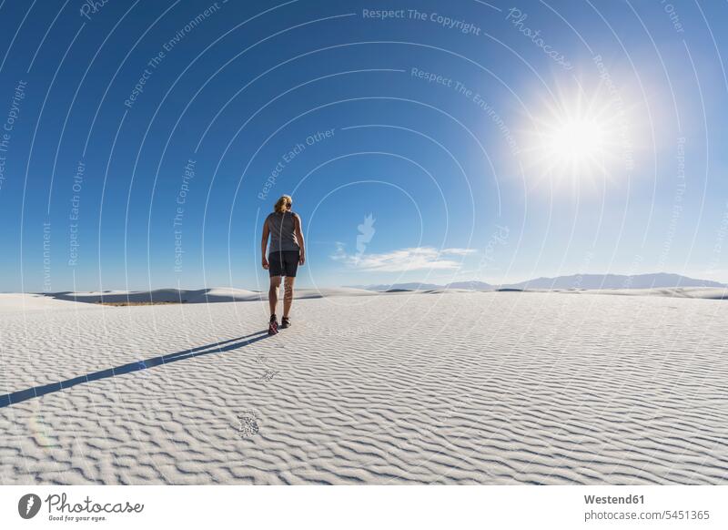 USA, New Mexico, Chihuahua-Wüste, White Sands National Monument, Frau beim Wandern auf einer Düne weiblich Frauen wandern Wanderung Erwachsener erwachsen Mensch