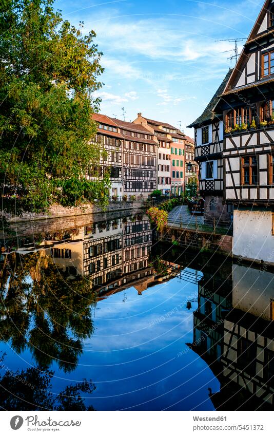 Frankreich, Straßburg, Fachwerkhäuser am Fluss III Wolke Wolken Tag am Tag Tageslichtaufnahme tagsueber Tagesaufnahmen Tageslichtaufnahmen tagsüber Aussicht