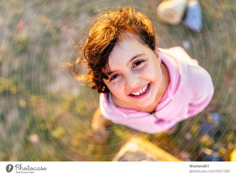 Porträt eines lächelnden kleinen Mädchens mit wehendem Haar Portrait Porträts Portraits weiblich Kind Kinder Kids Mensch Menschen Leute People Personen