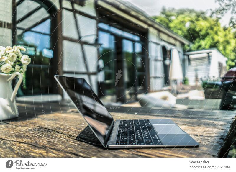 Laptop auf dem Tisch im Garten Wohnen Work-Life-Balance WLan Wireless Lan W-Lan Wifi Internet Notebook Laptops Notebooks Verbindung verbunden verbinden