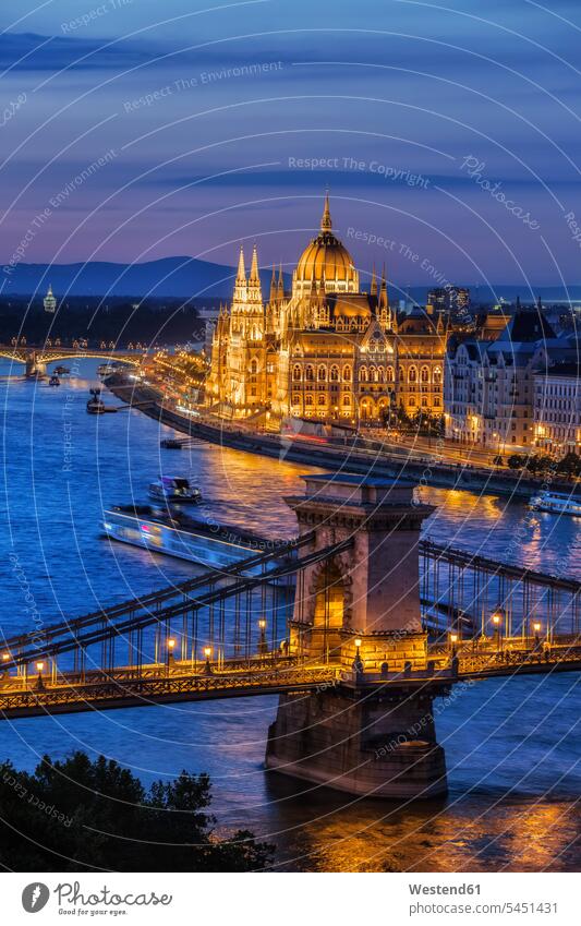 Ungarn, Budapest, beschaulicher Abend in der Stadt mit beleuchtetem ungarischen Parlament und Kettenbrücke an der Donau Schiff Schiffe Abendlicht