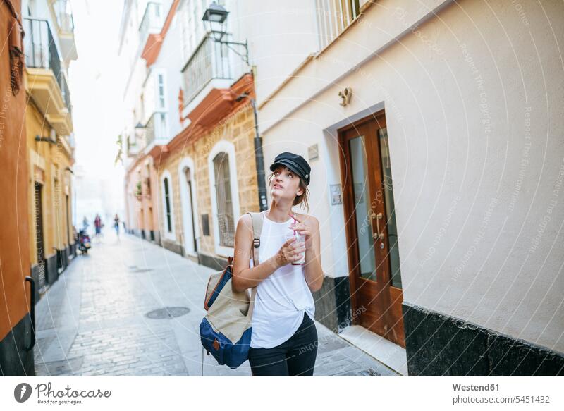 Spanien, Andalusien, Cádiz, junge Frau in der Altstadt Smoothie Smoothies Touristin weiblich Frauen Getränk Getraenk Getränke Getraenke Food and Drink