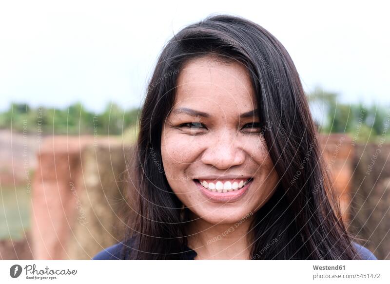 Thailand, Chiang Mai, Porträt einer lächelnden jungen Frau Portrait Porträts Portraits weiblich Frauen Erwachsener erwachsen Mensch Menschen Leute People