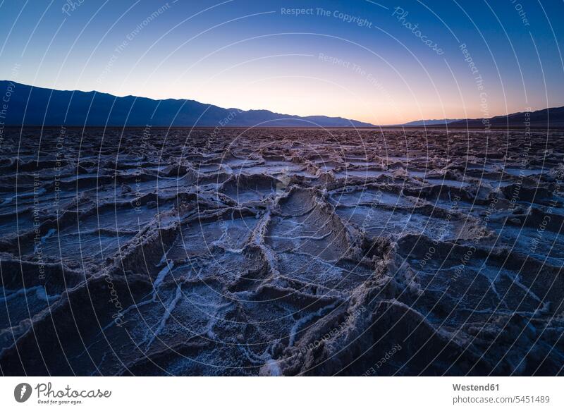 USA, Kalifornien, Death Valley, Badwater-Becken in der Dämmerung Faszination Ehrfurcht einflößend faszinierend Landschaftsaufnahme Landschaftsfotografie