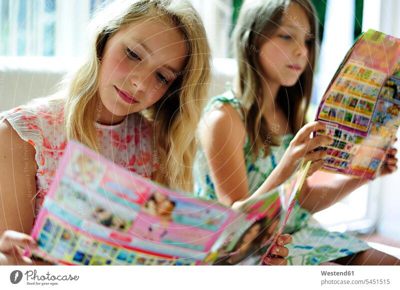Zwei Mädchen lesen Jugendzeitschrift Lektüre weiblich Magazin Magazine Freundinnen Kind Kinder Kids Mensch Menschen Leute People Personen Zeitschrift
