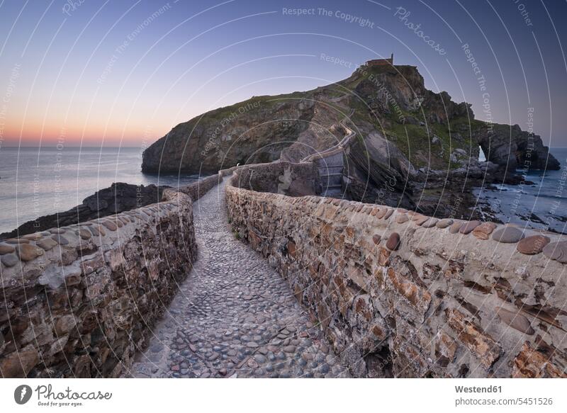 Spanien, Baskenland, Einsiedelei San Juan de Gaztelugatxe in der Abenddämmerung Stimmung stimmungsvoll Meer Meere Himmel Abgeschiedenheit Einsamkeit
