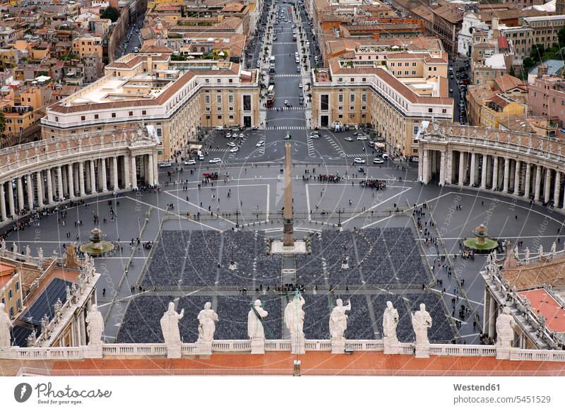Italien, Rom, Petersplatz von der Peterskirche aus gesehen Aussicht Ausblick Ansicht Überblick Städtereise City Trip Kurztripp City Break Tag am Tag