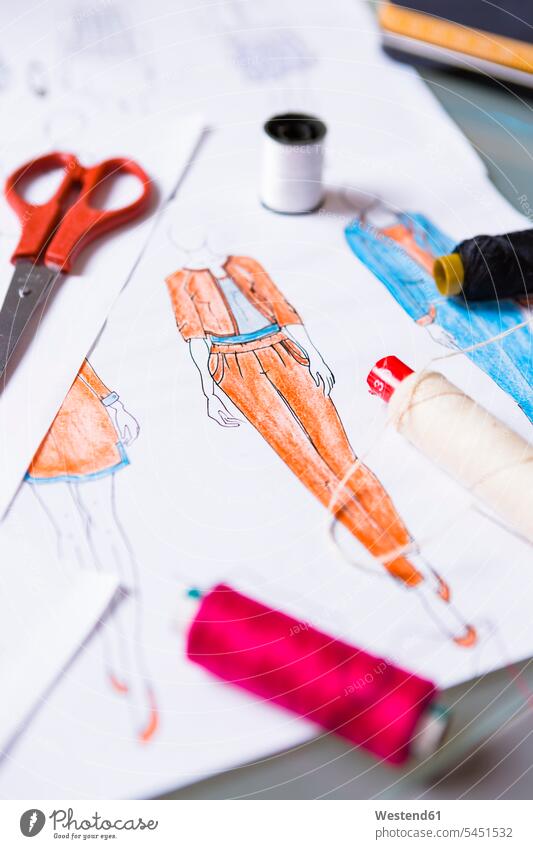 Skizzen von Modedesignern auf einem Arbeitstisch Draufsicht Vogelperspektive von oben Aufsicht hölzern Arbeitstische Garn Garnrolle Garnrollen Italien