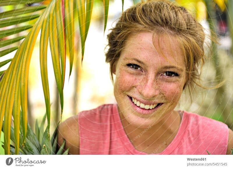 Dominikanische Republik, Porträt einer lachenden erdbeerblonden jungen Frau mit Sommersprossen Portrait Porträts Portraits weiblich Frauen Erwachsener erwachsen