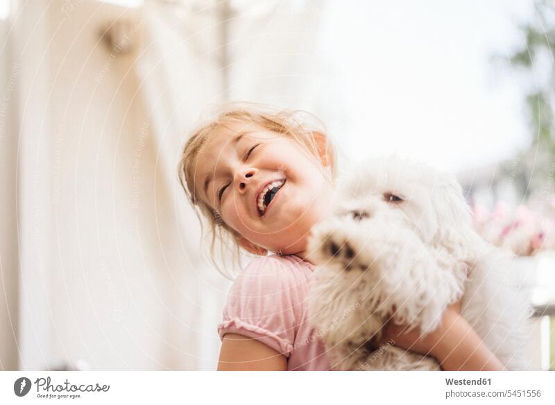 Glückliches Mädchen spielt mit Hund lachen spielen Hunde glücklich glücklich sein glücklichsein weiblich positiv Emotion Gefühl Empfindung Emotionen Gefühle