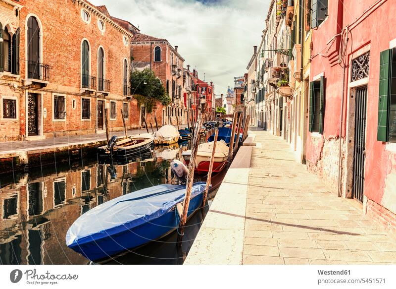 Italien, Venedig, Gasse und Boote am Kanal typisch Pfahlbau Pfahlhäuser Pfahlhaus Pfalhaeuser Pfahlbauten Außenaufnahme draußen im Freien Architektur Baukunst