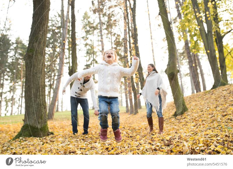 Glückliches Mädchen mit Familie im Herbstwald Wald Forst Wälder weiblich glücklich glücklich sein glücklichsein Spaß Spass Späße spassig Spässe spaßig Familien