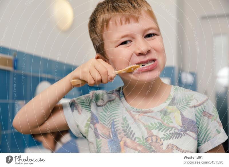 Porträt eines Jungen beim Zähneputzen im Badezimmer eines Kindergartens Portrait Porträts Portraits Zähne putzen Zaehne putzen Buben Knabe Knaben männlich