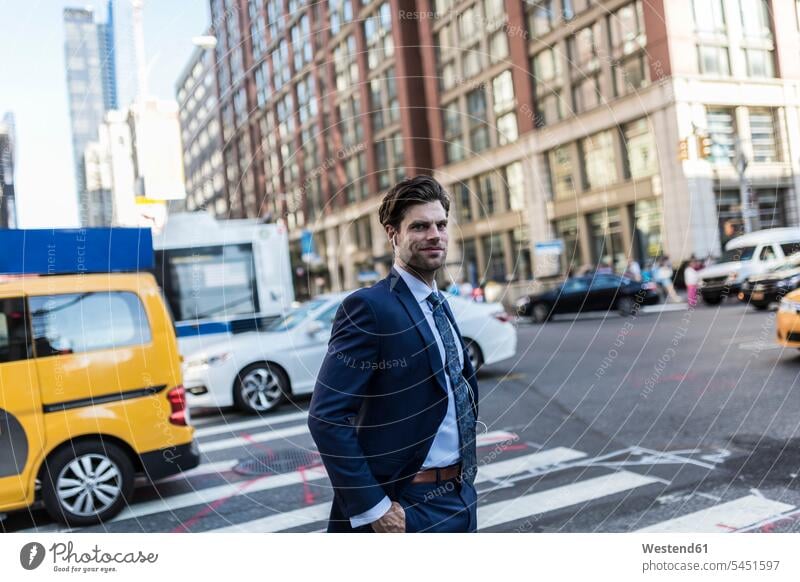 Geschäftsmann in den Straßen von Manhattan mit gelbem Taxi im Hintergrund attraktiv schoen gut aussehend schön Attraktivität gutaussehend hübsch Pendler