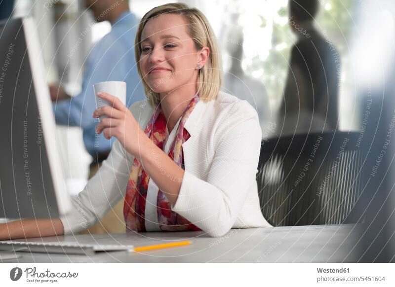 Mittlere erwachsene Geschäftsfrau, die im Büro arbeitet Kaffee Büroangestellter Büroberuf Büroberufe trinken Geschäftsfrauen Businesswomen Businessfrauen
