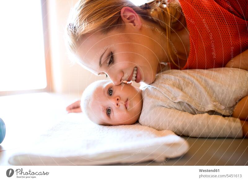 Glückliche Mutter mit Baby zu Hause lächeln Mami Mutti Mütter Mama glücklich glücklich sein glücklichsein Babies Babys Säuglinge Kind Kinder Eltern Familie