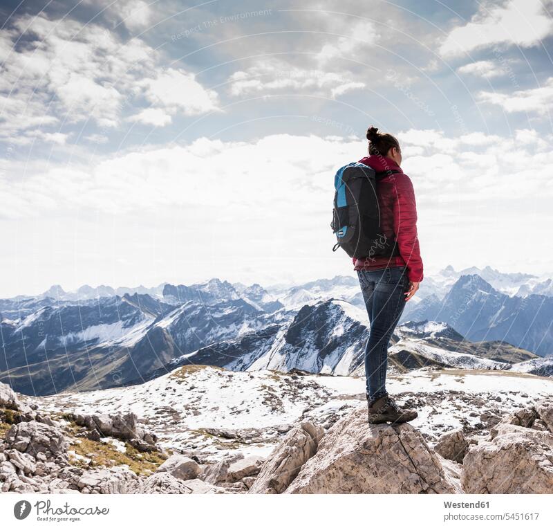 Deutschland, Bayern, Oberstdorf, Frau auf Fels stehend in alpiner Szenerie steht weiblich Frauen Gebirge Berglandschaft Gebirgslandschaft Gebirgskette