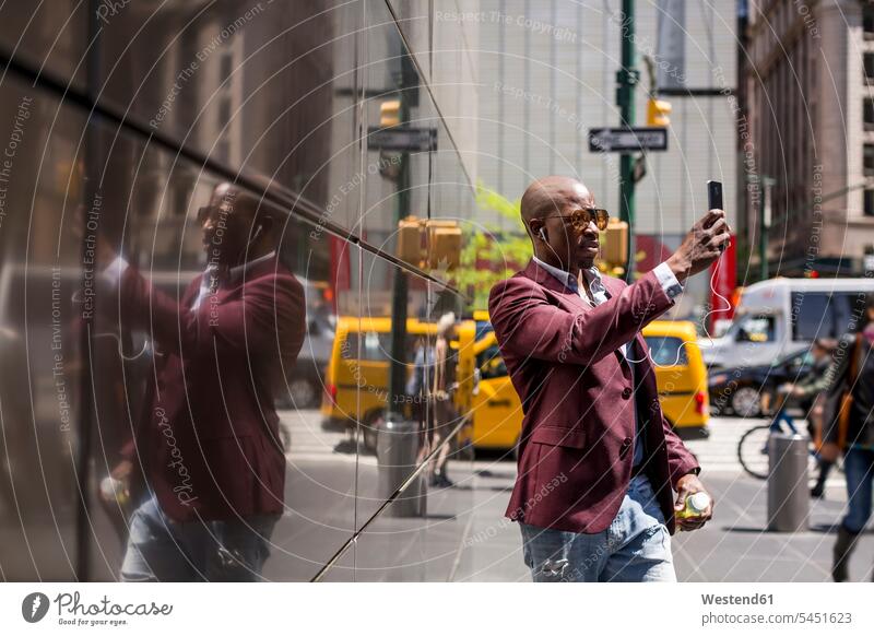 USA, New York City, Manhattan, stilvoller Geschäftsmann macht Selfie mit Smartphone Selfies Businessmann Businessmänner Geschäftsmänner Geschäftsleute