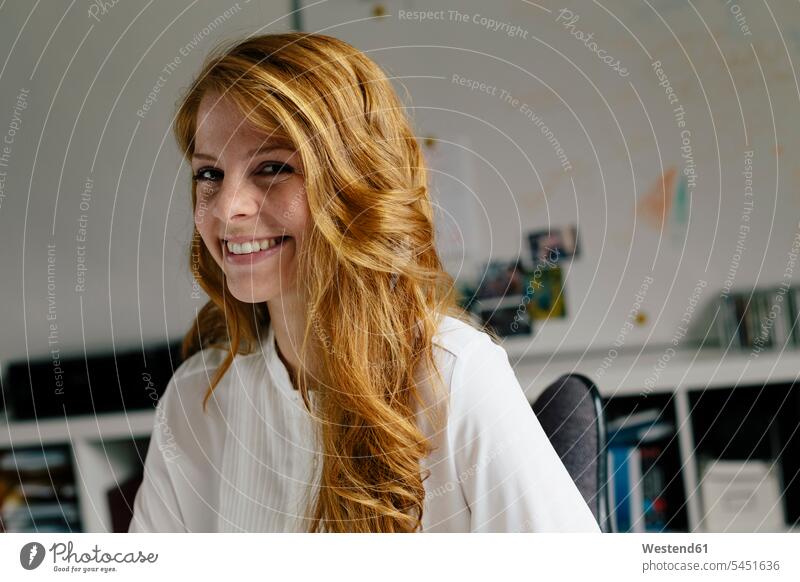 Porträt einer lächelnden jungen Frau im Amt Büro Office Büros Geschäftsfrau Geschäftsfrauen Businesswomen Businessfrauen Businesswoman Portrait Porträts