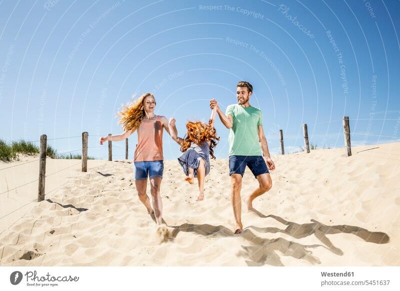 Niederlande, Zandvoort, glückliche Familie mit Tochter am Strand Familien Beach Straende Strände Beaches Spaß Spass Späße spassig Spässe spaßig Glück